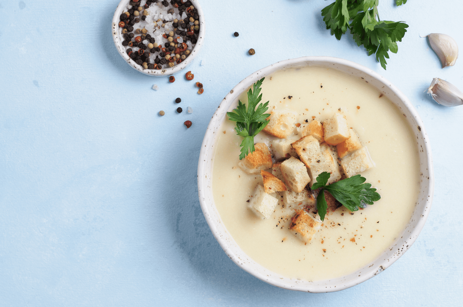 Vue de dessus d'une soupe de pommes de terre