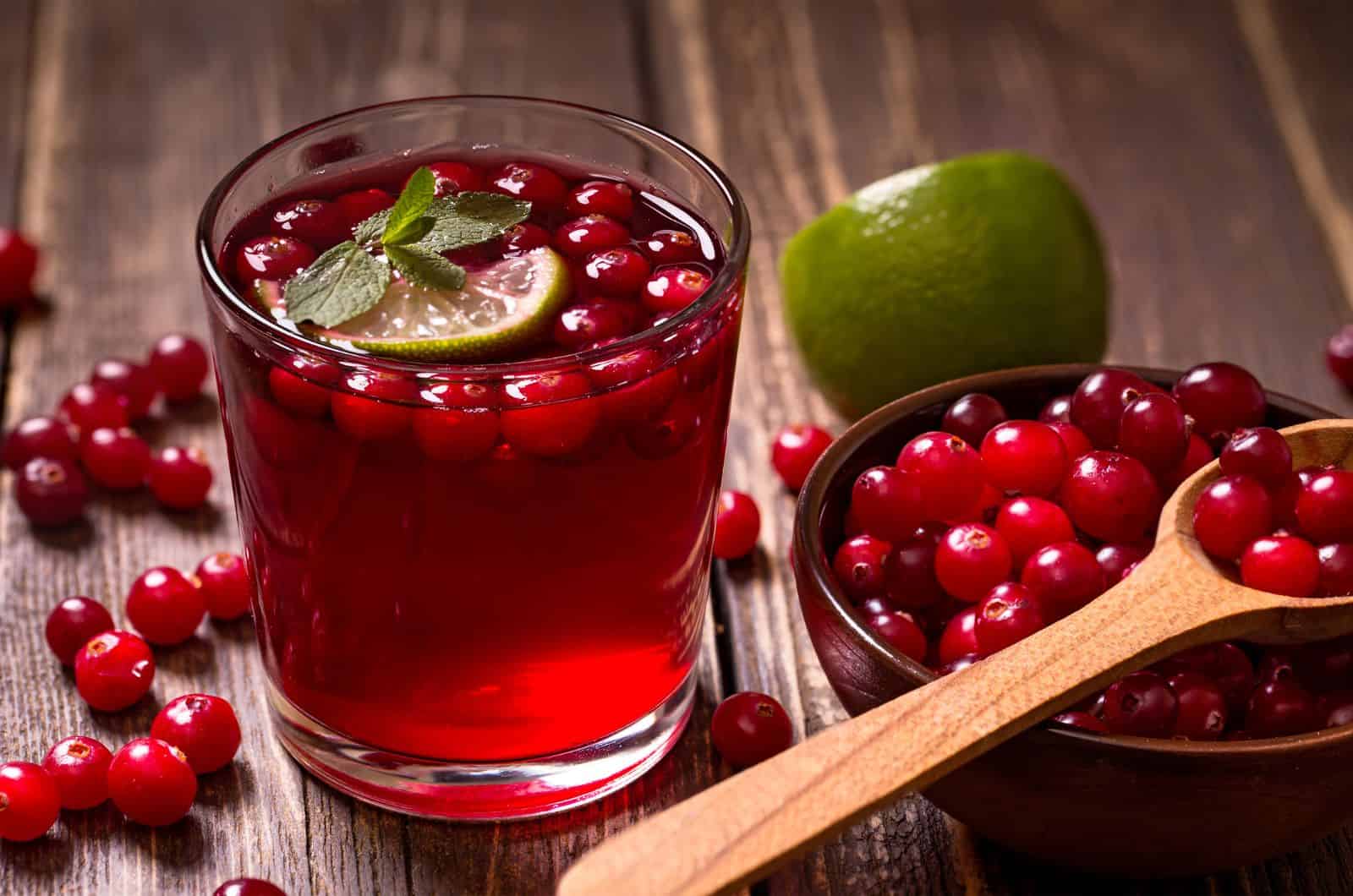 un verre rempli de jus de canneberge