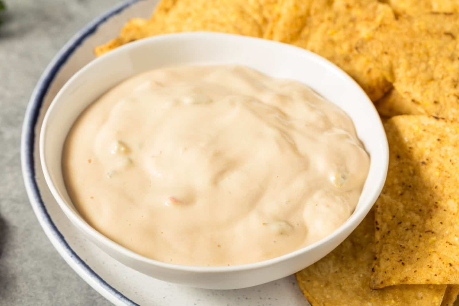 Dip di queso bianco cremoso fatto in casa con patatine di tortilla