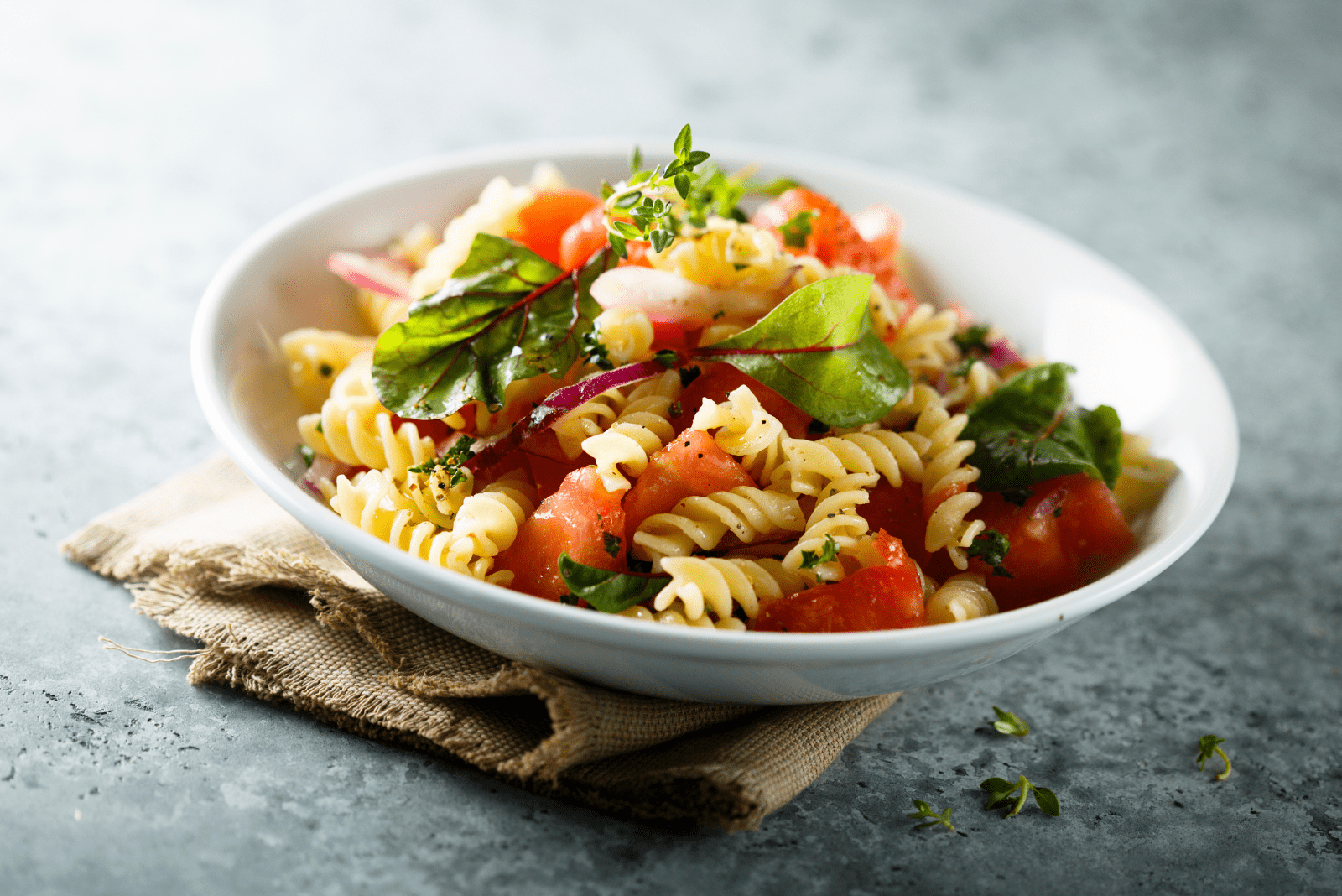 Insalata di pasta in un piatto bianco