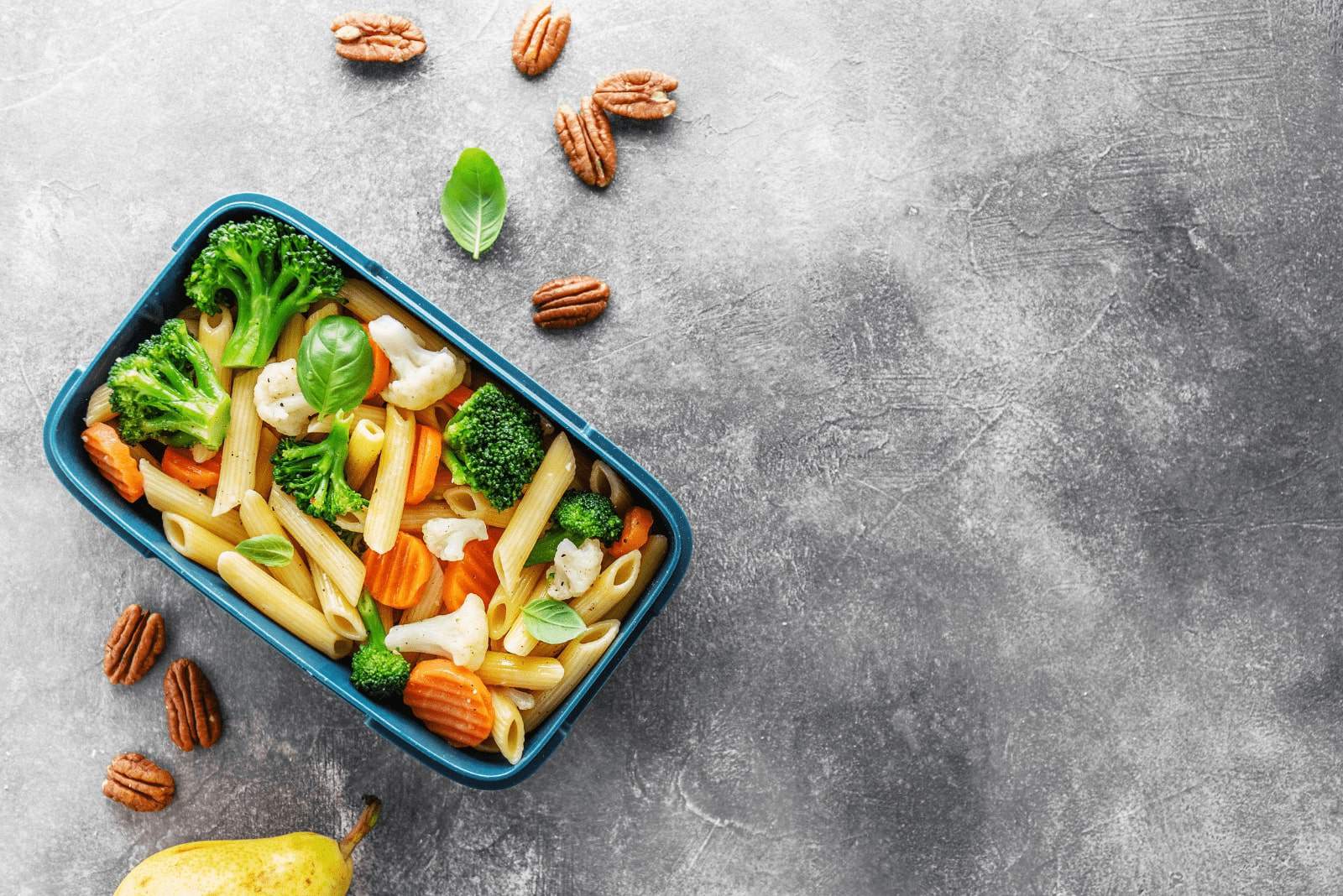 Insalata di pasta con verdure in ciotola