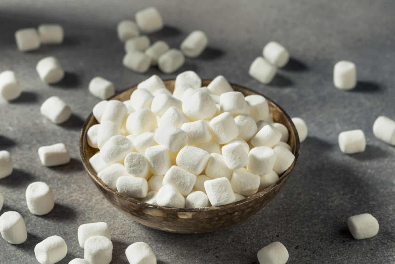 Mini marshmallow bianchi zuccherati e poco salutari in una ciotola