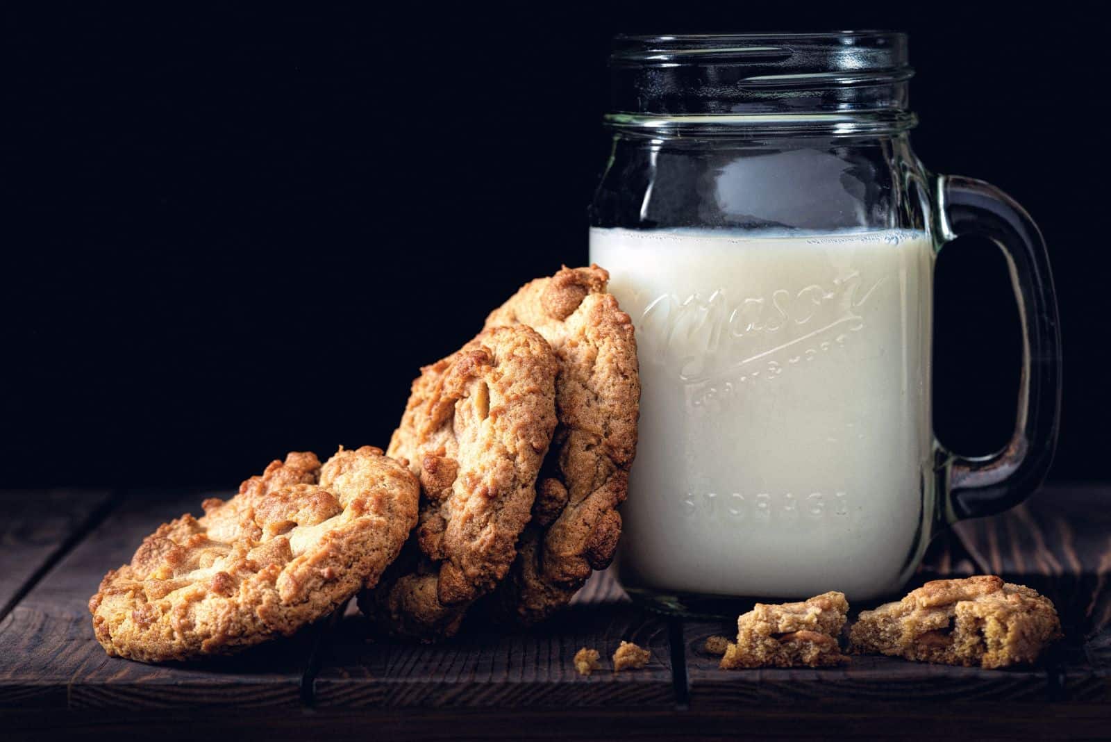 un pot avec du lait et des biscuits