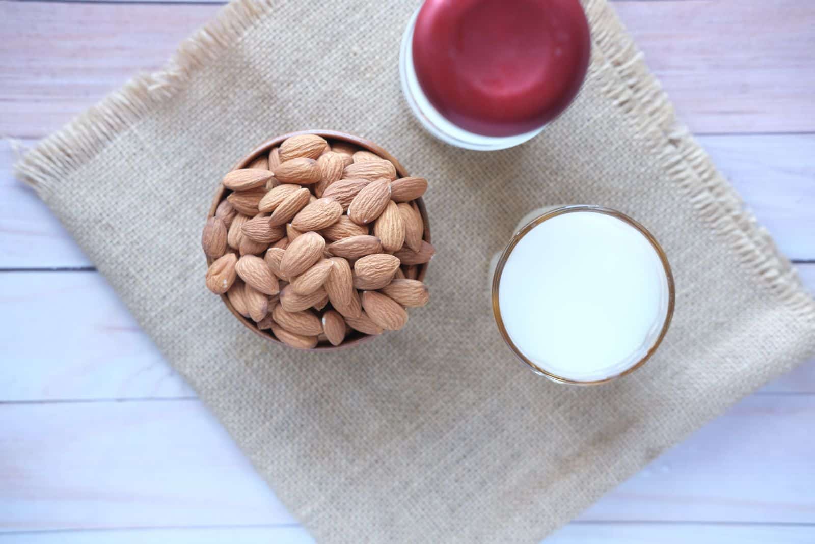 nueces de almendra y leche sobre la mesa