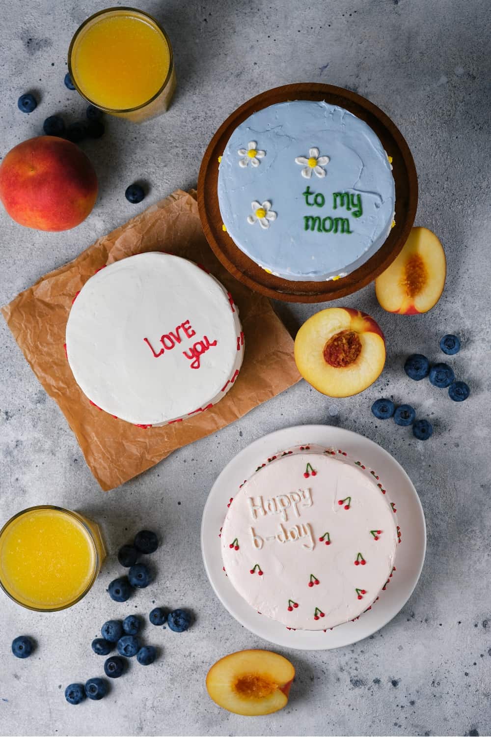 pasteles bento en una mesa con fruta