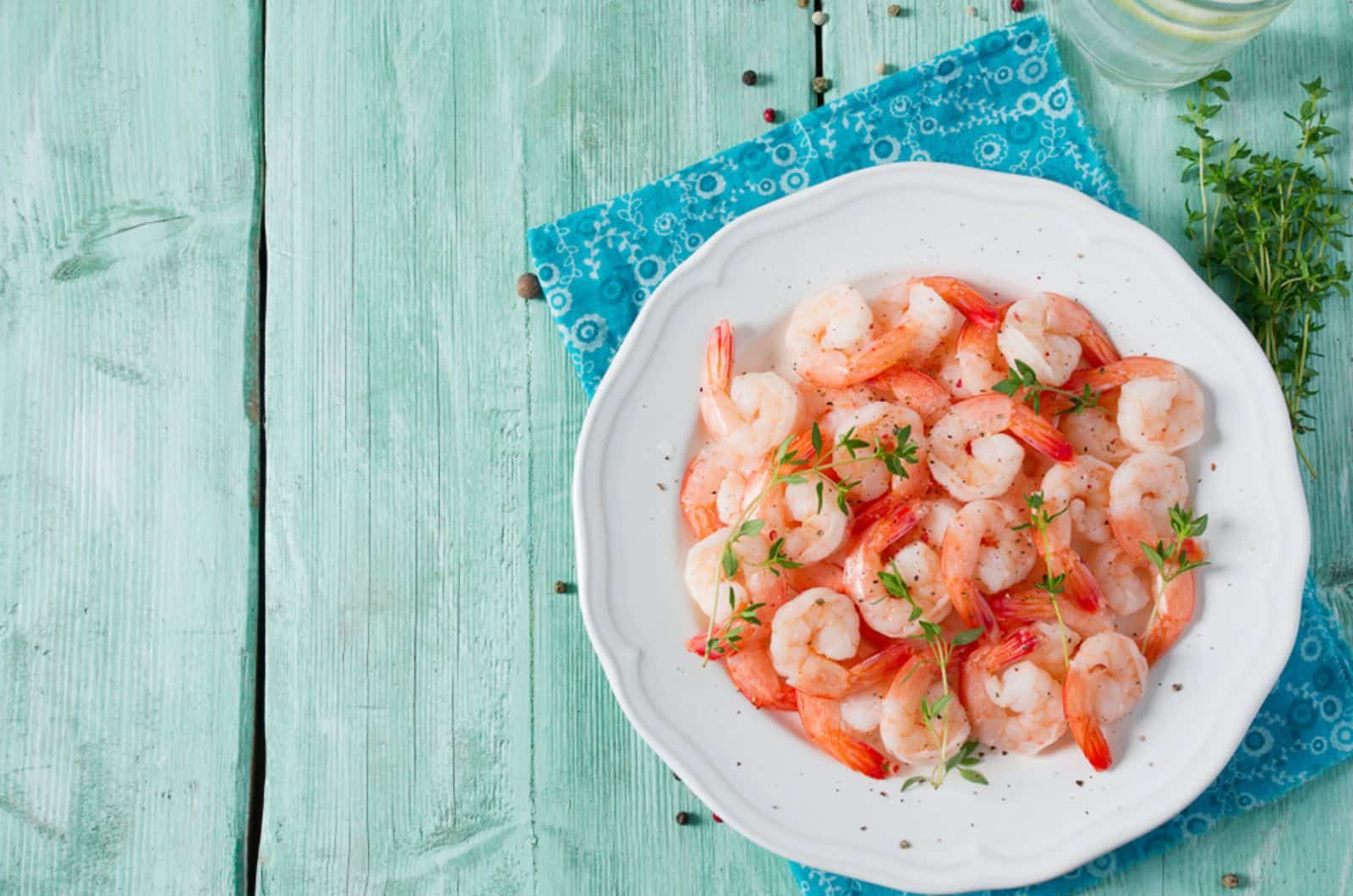 gambas cocidas en una superficie de madera