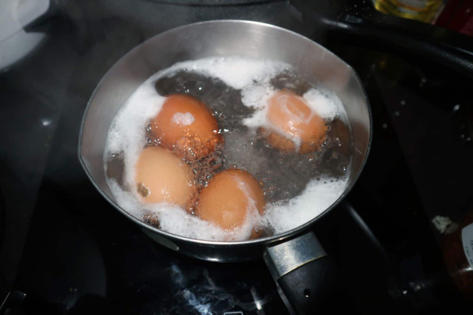 faire bouillir des œufs dans une casserole en acier inoxydable