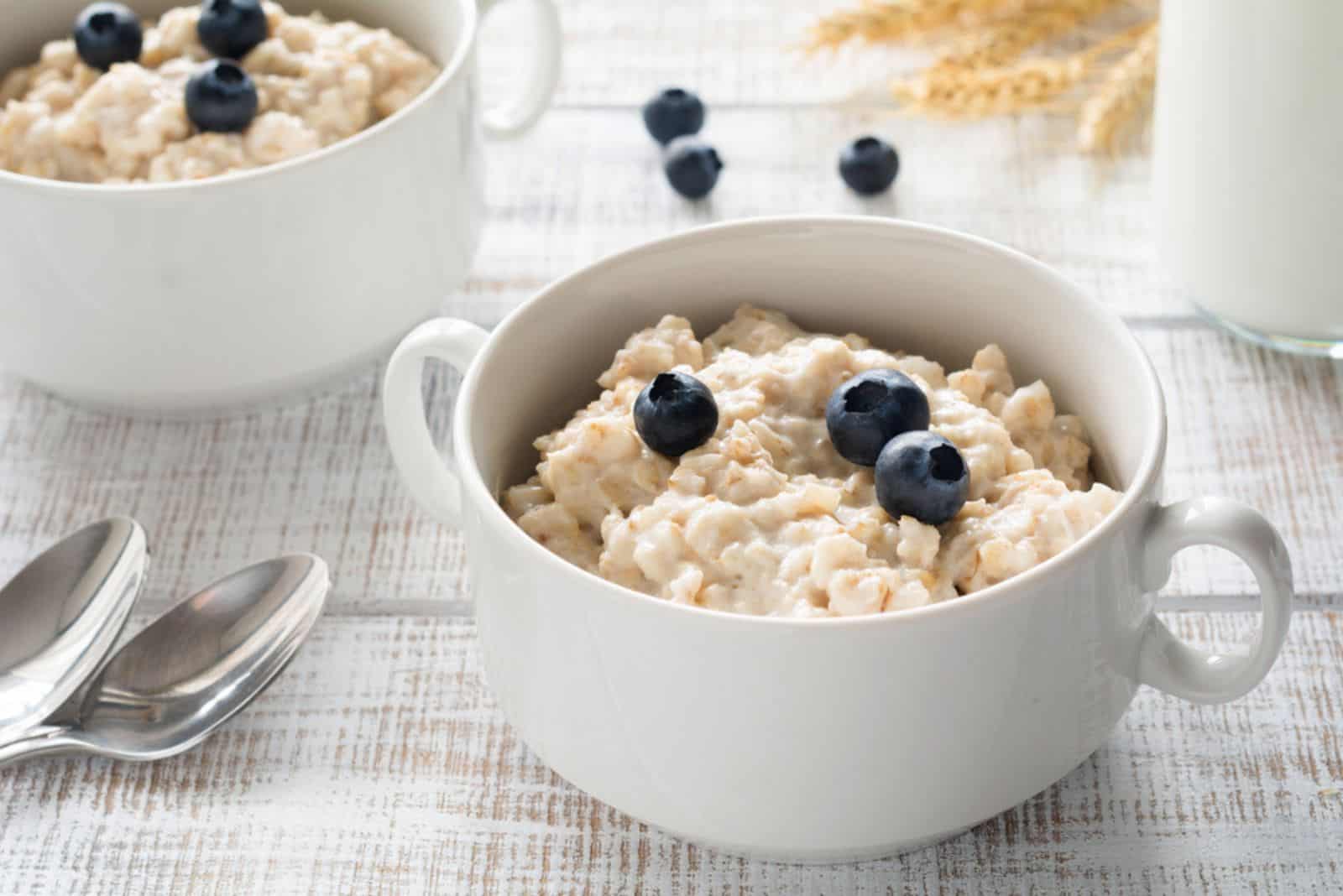 cereales de desayuno con arándanos y botella de leche 