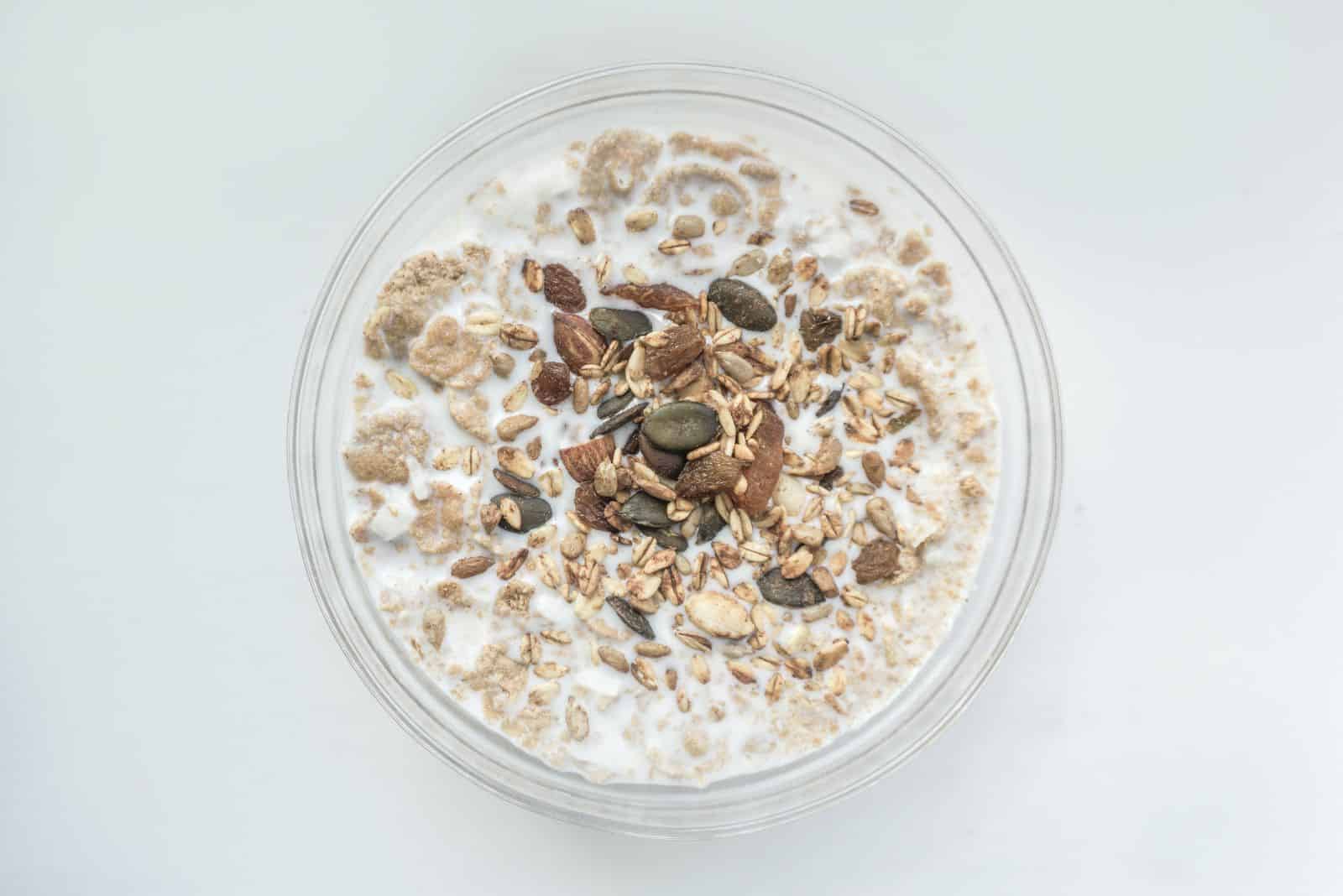 cereales con leche de almendras en un bol