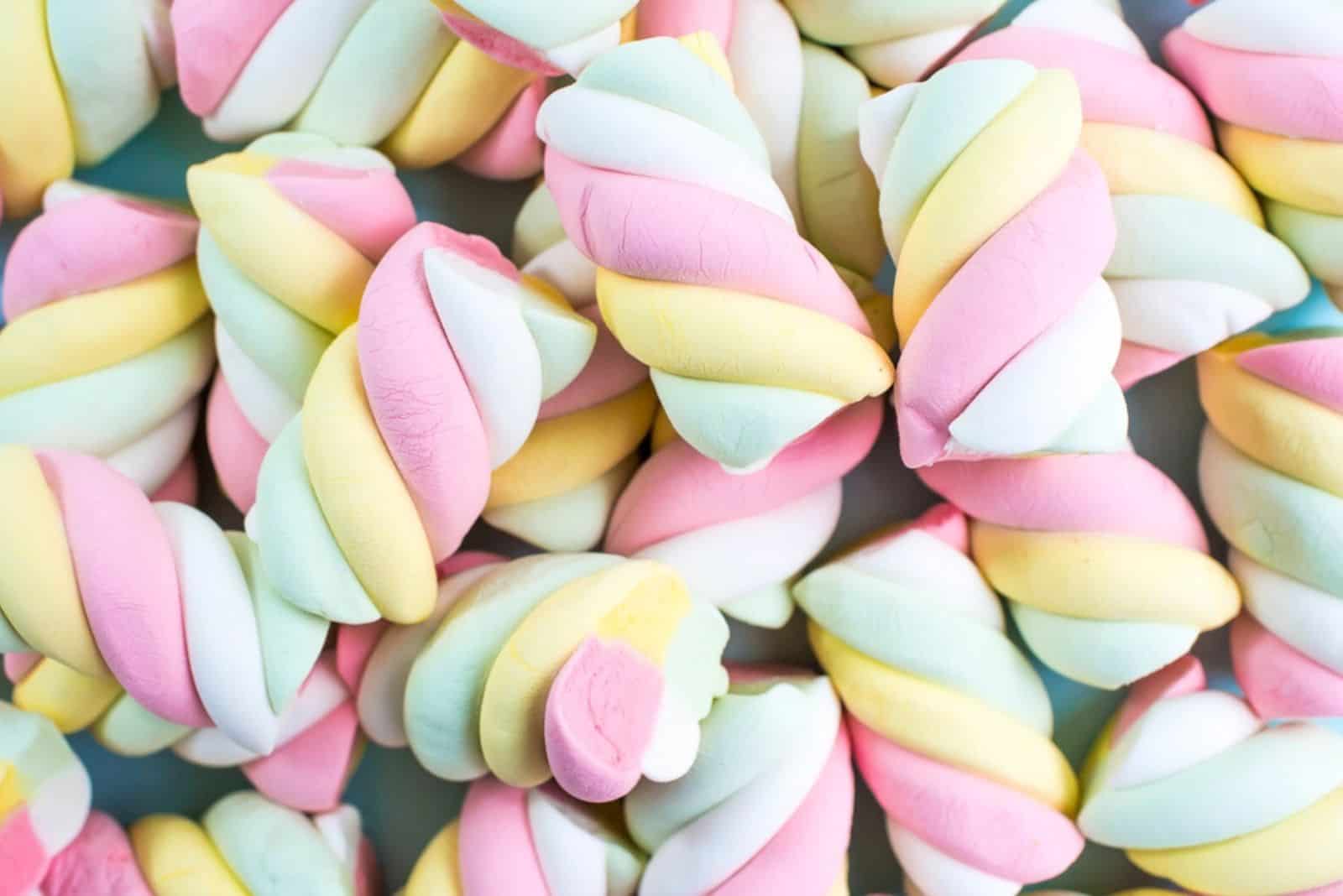 Marshmallows coloridos no cacho