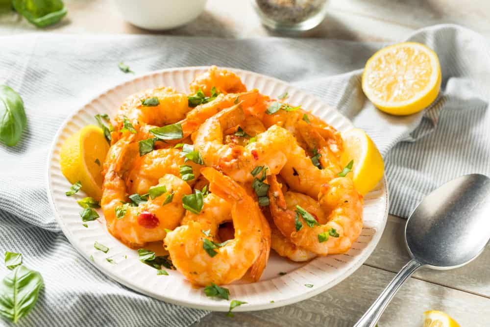 un délicieux repas de crevettes dans une assiette