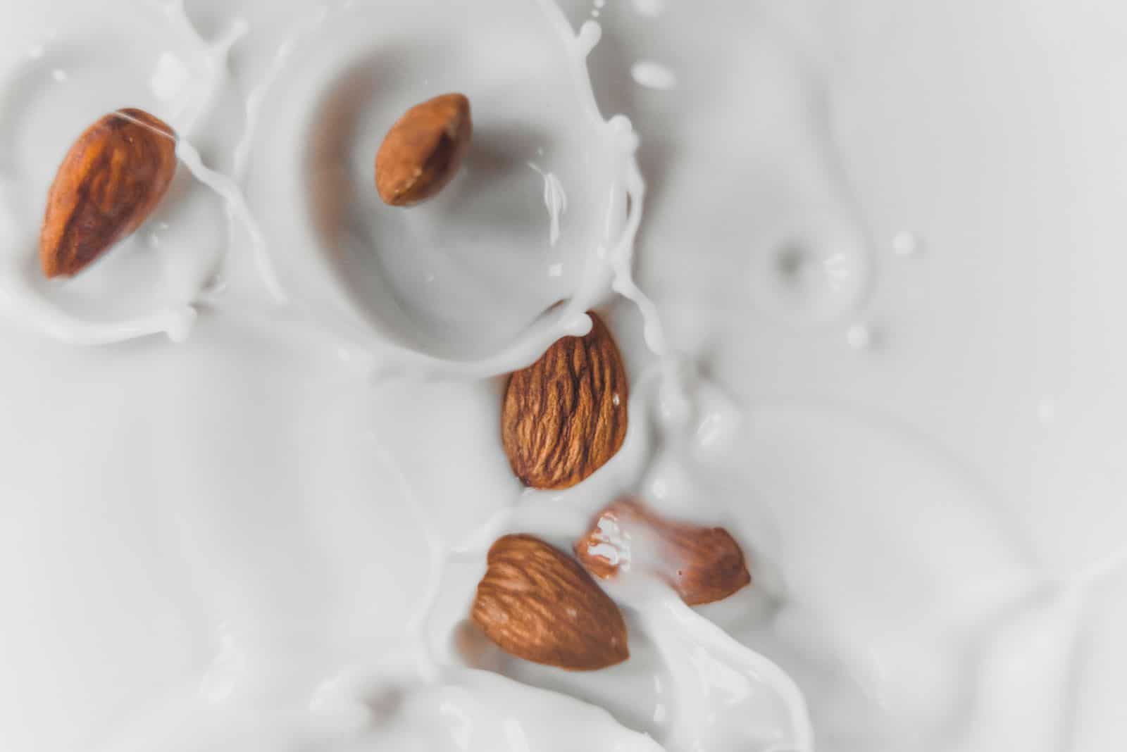 milk with almonds
