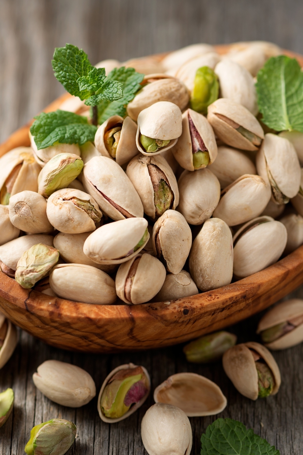 pistachos en un cuenco de madera sobre la mesa