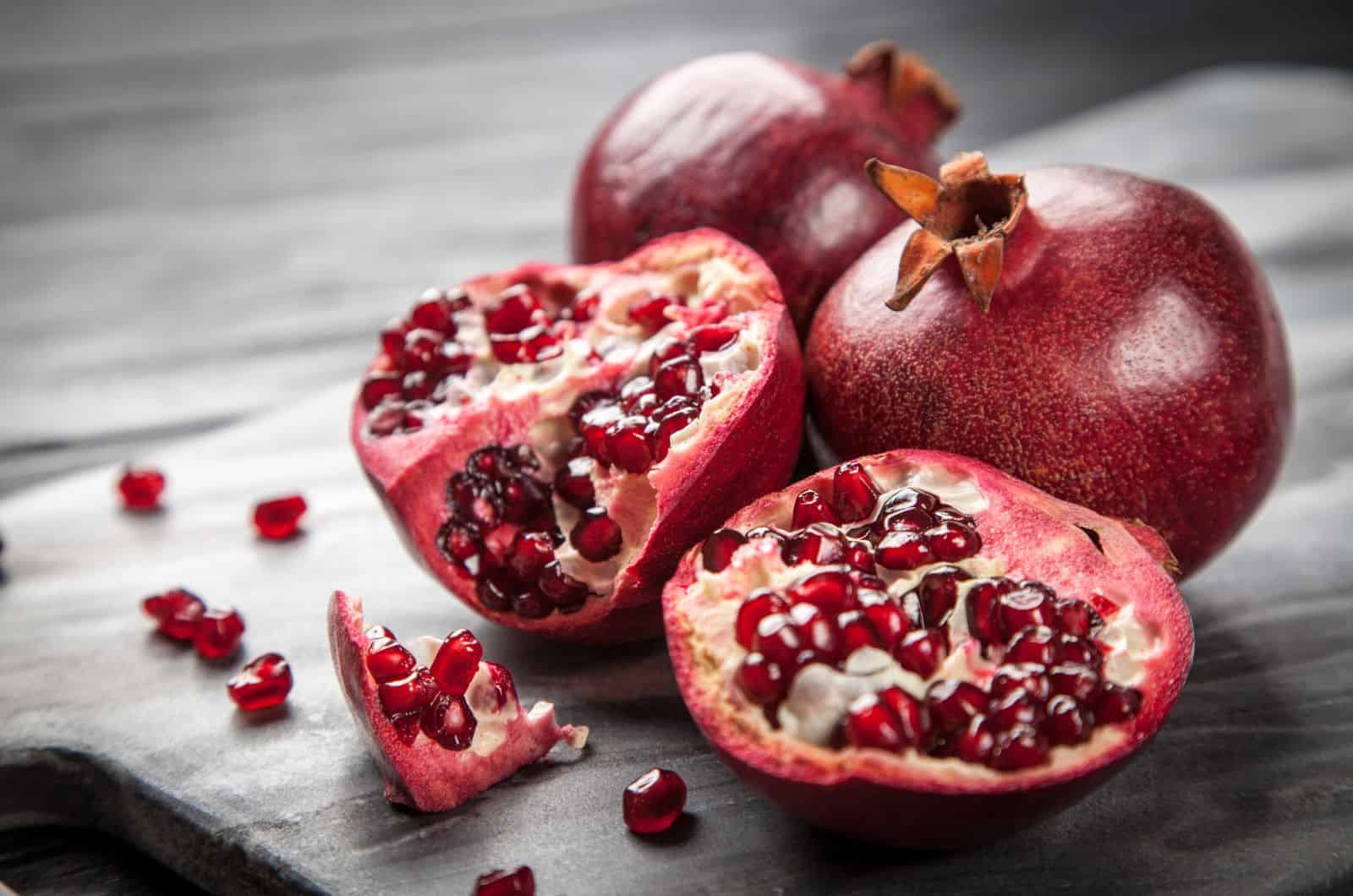 reifer Granatapfel offen auf dem Tisch