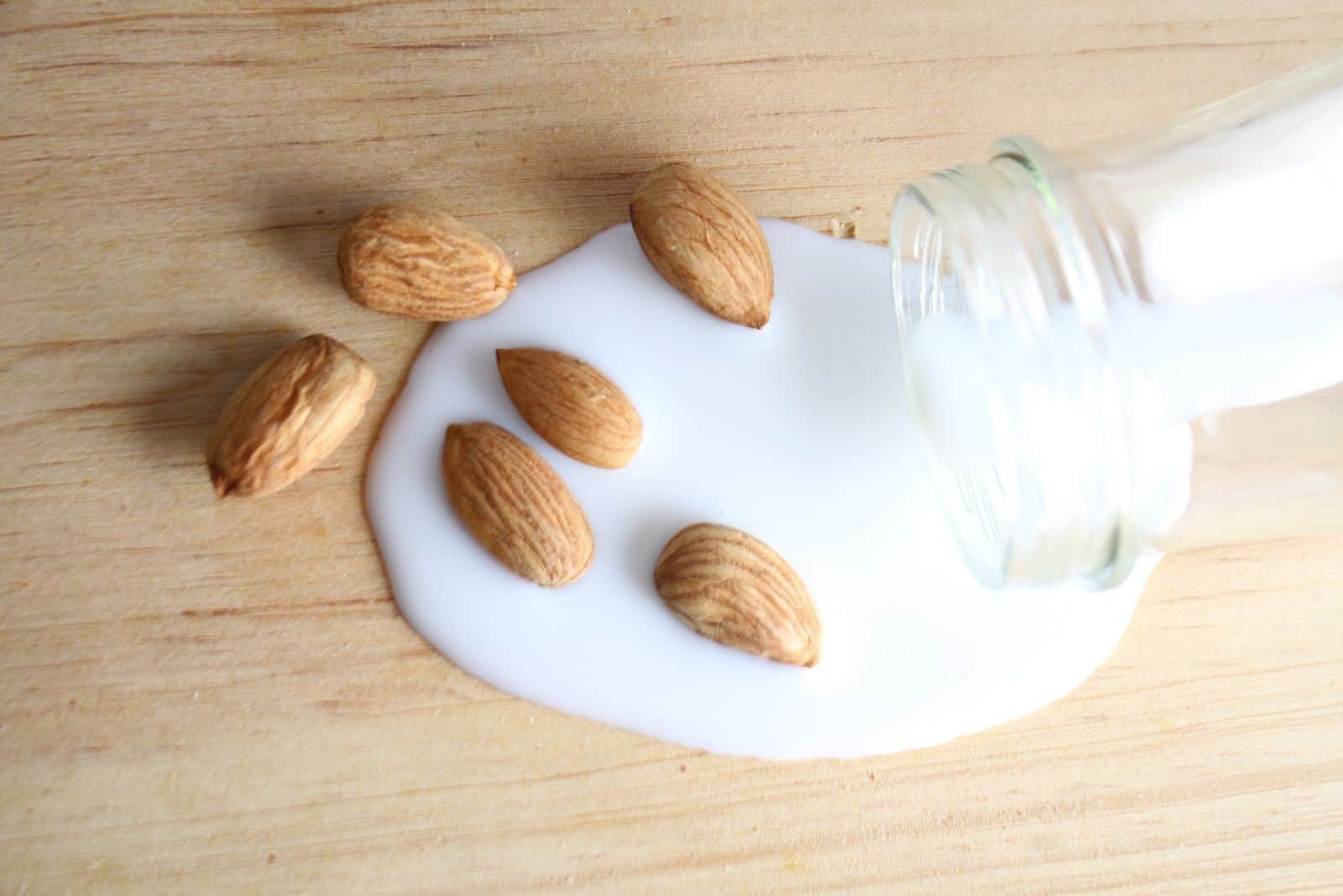 leche derramada con almendras sobre la mesa