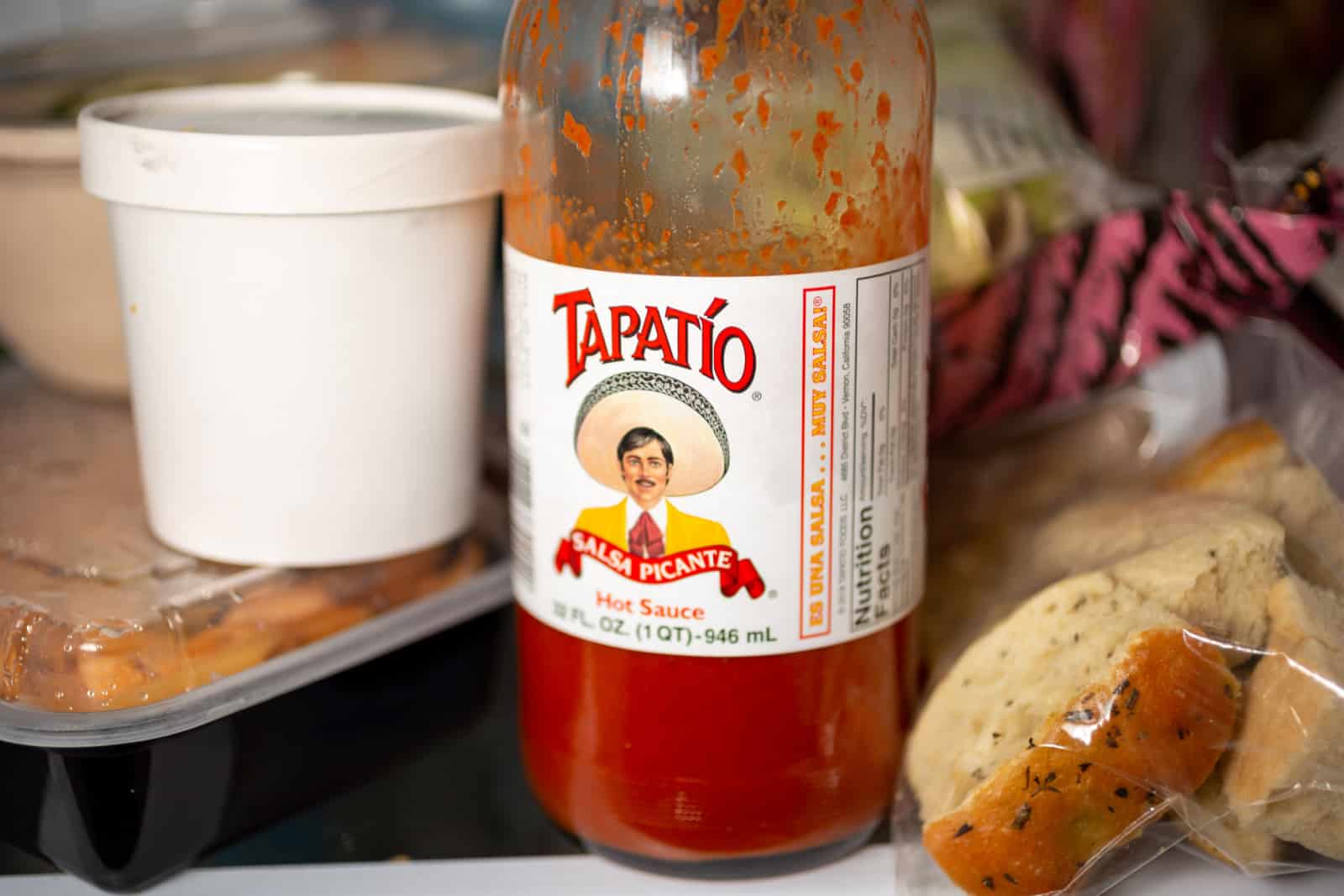 Una botella de salsa picante Tapatio