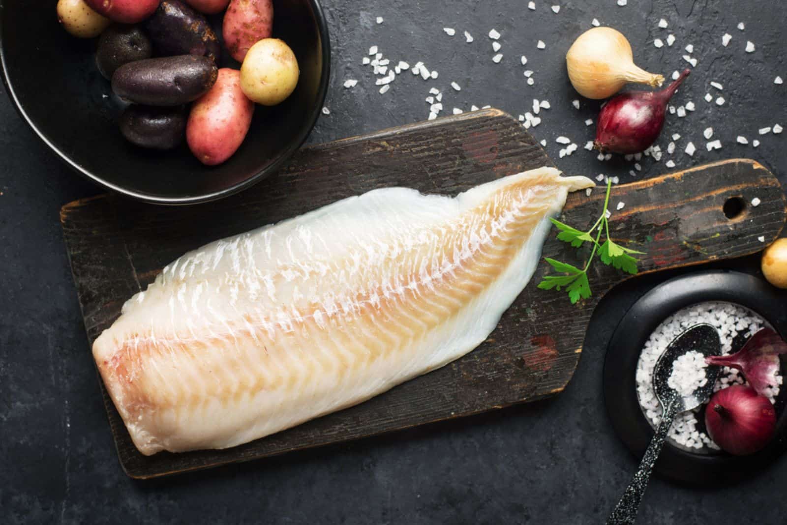 Bacalao pescado blanco patatas plato ingredientes para una comida casera sana y confortable
