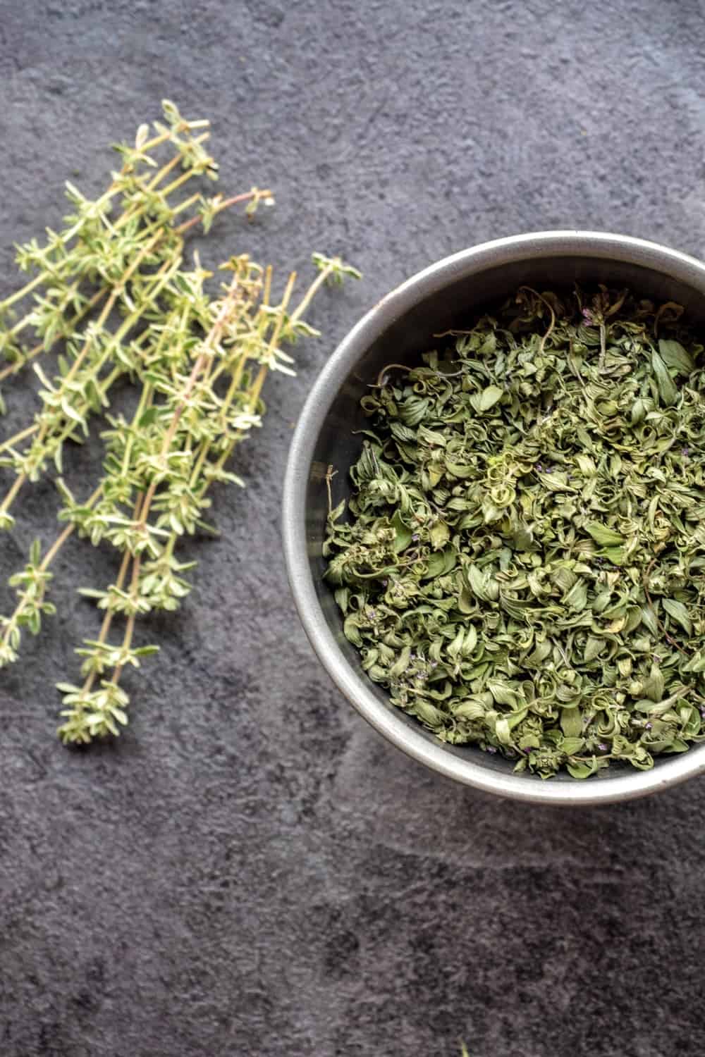 Dry thyme in the bowl