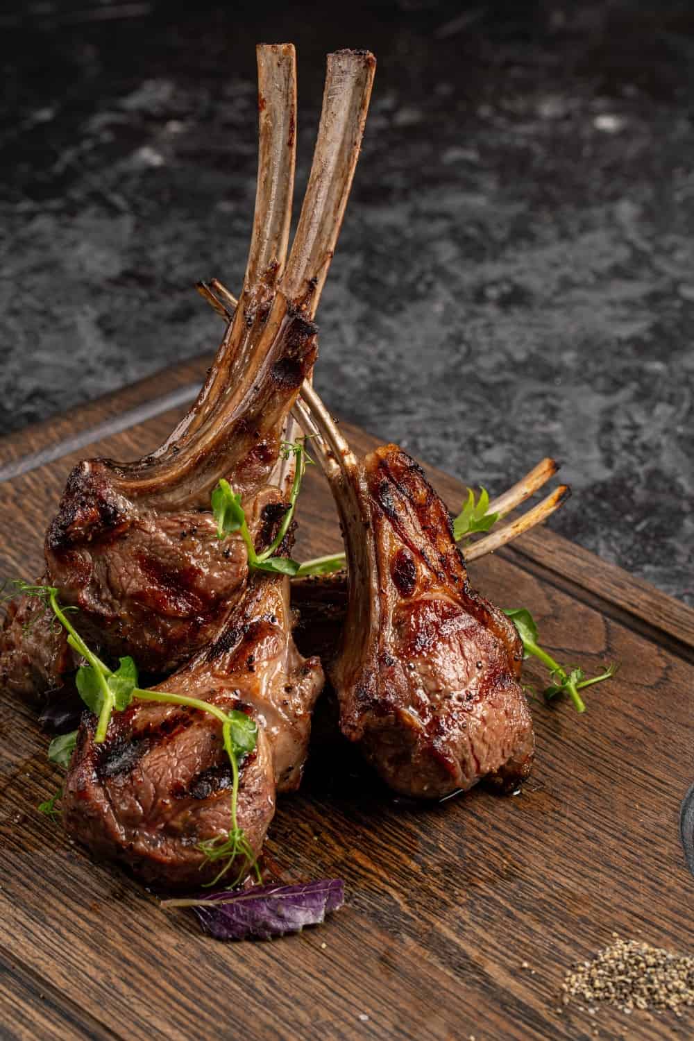 Costillas de cordero a la parrilla en la tabla de cortar