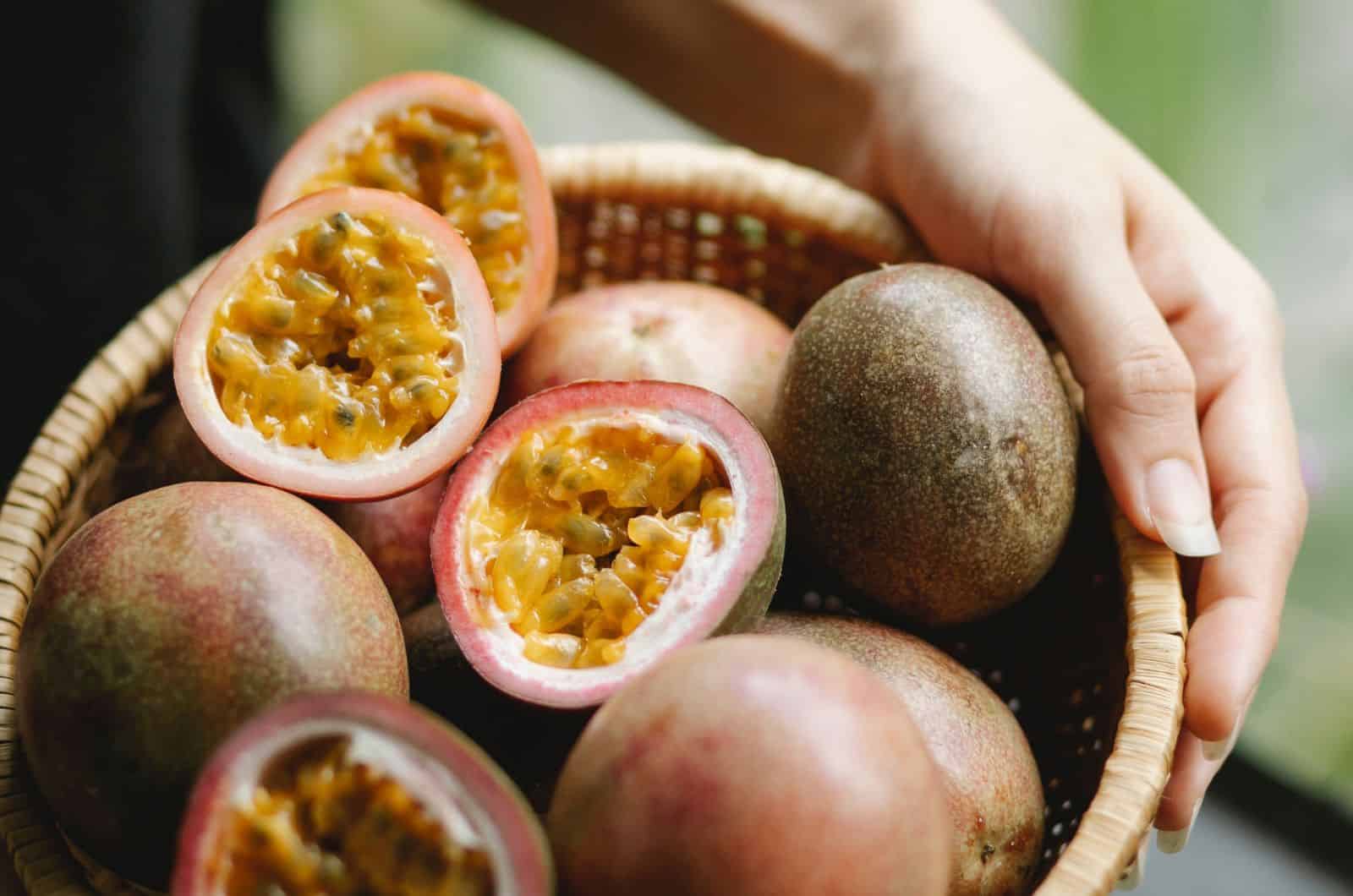 Fruta de la pasión en cuenco