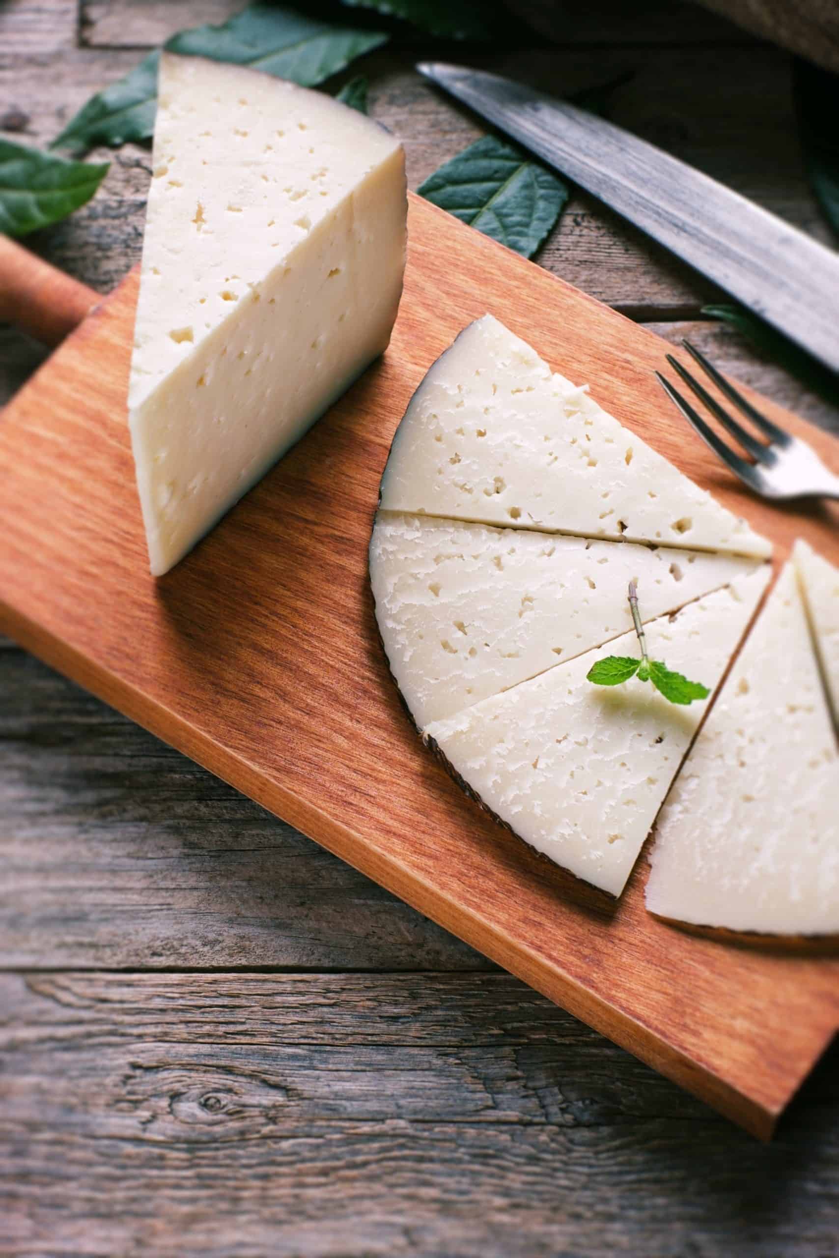 Queso Romano sobre tabla de cortar