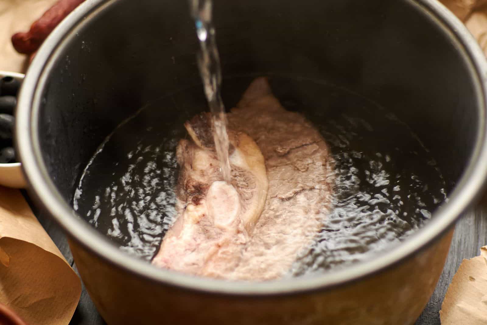 aggiungere l'acqua per la zuppa