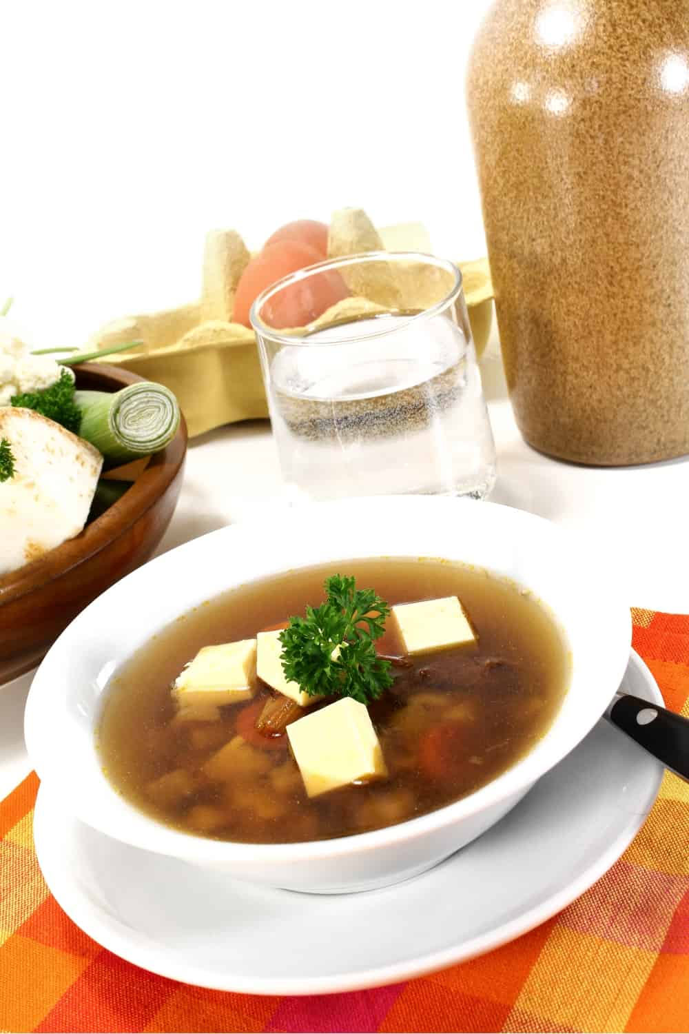 consomme de bœuf dans une assiette blanche