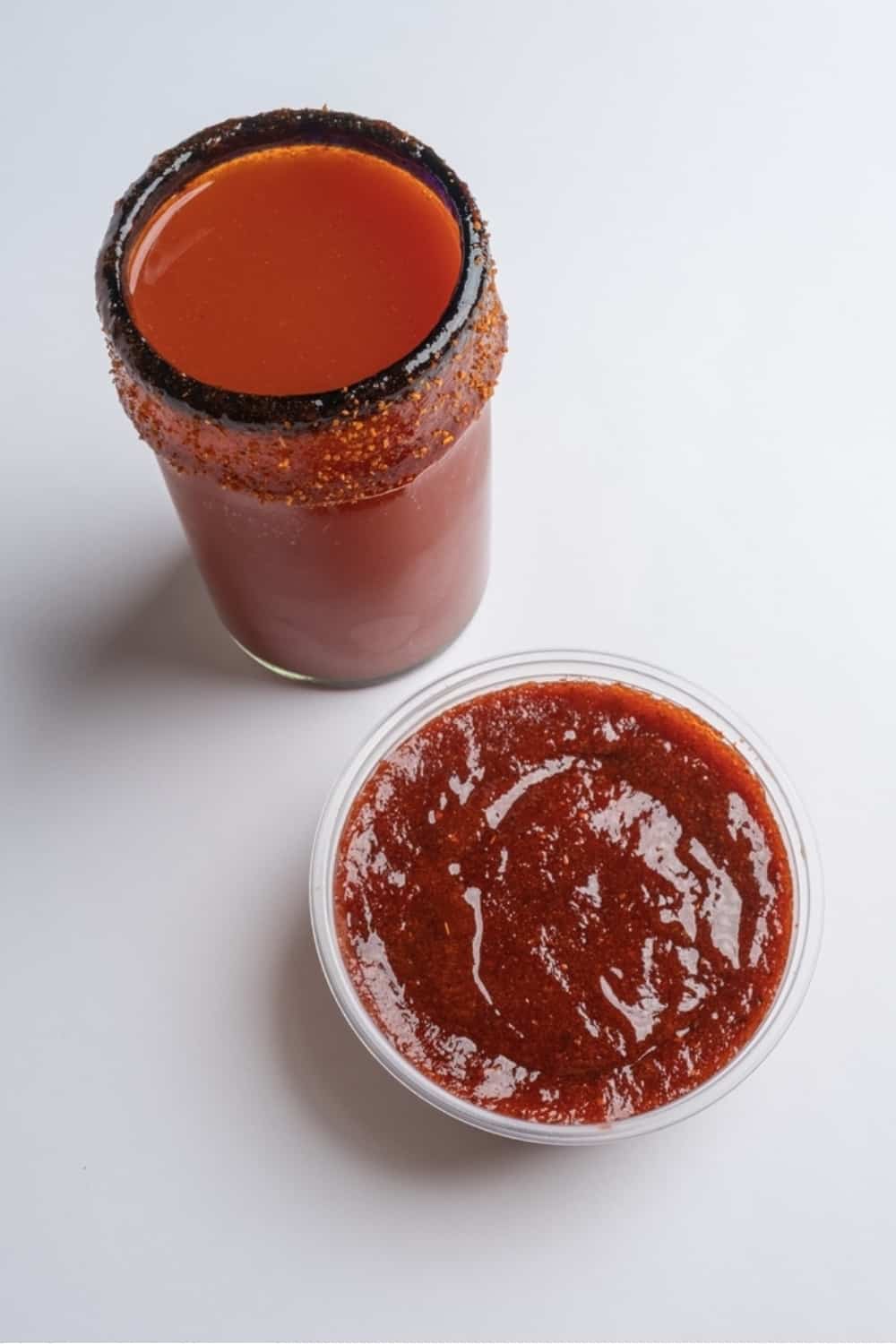 Chamoy-Sauce in einer Tasse und einem Glas