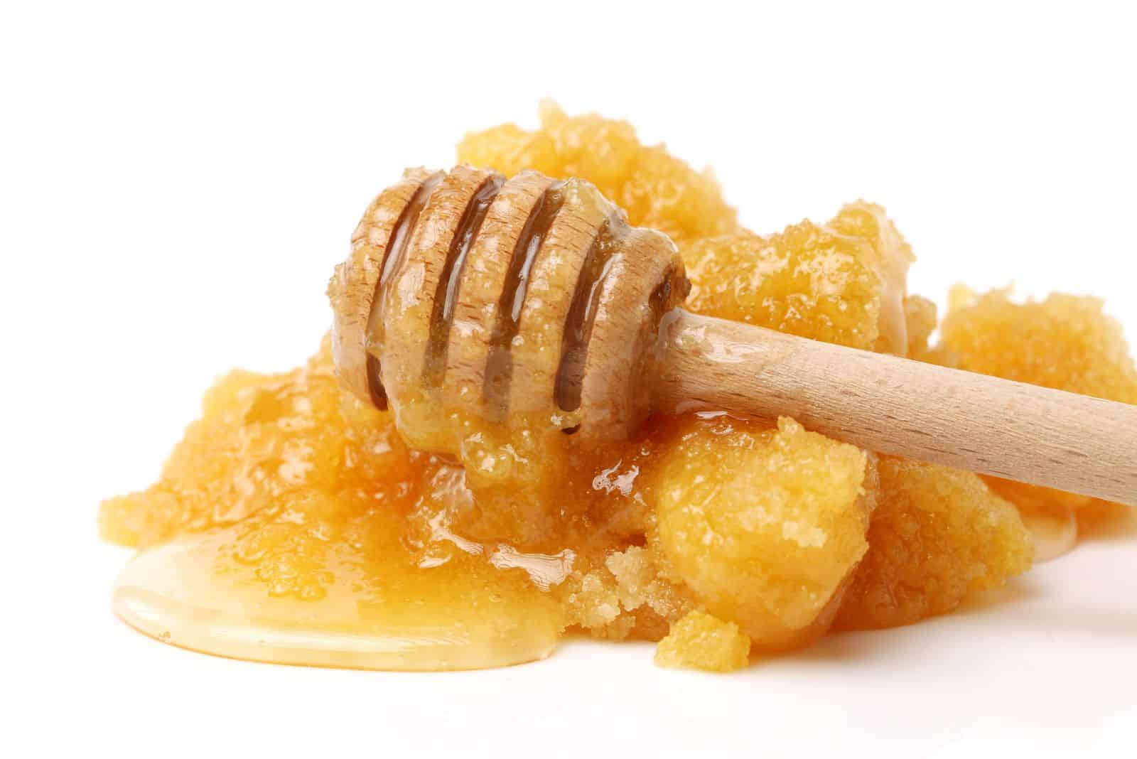 kristallisierter Honig mit einem Holzlöffel