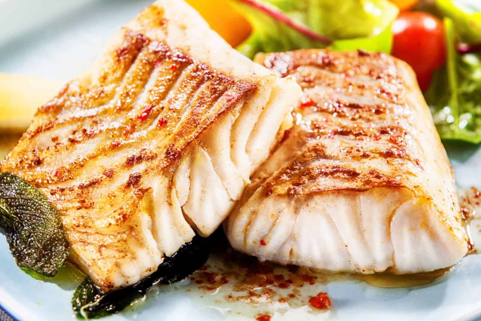 filetes de escamudo ou peixe-galo marinados, grelhados ou assados no forno, servidos com uma salada fresca