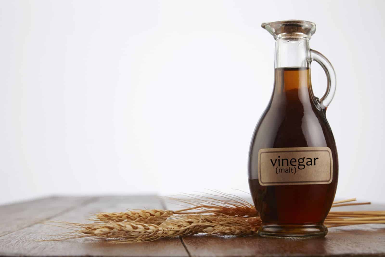 vinaigre de malt sur la table en bois