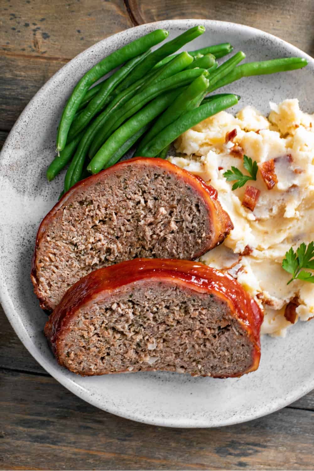 Hackbraten mit Kartoffelpüree und Bohnen