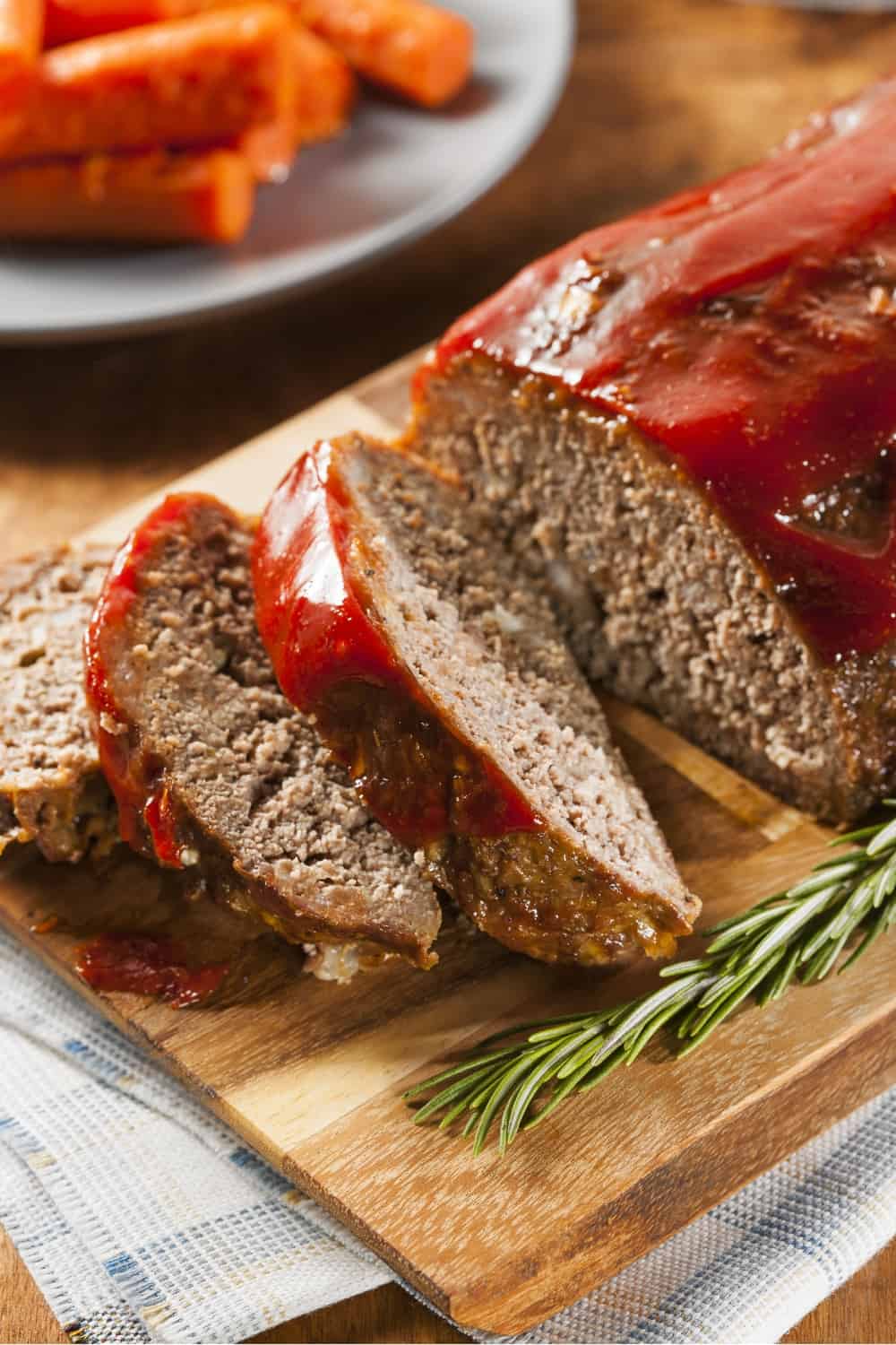 foto de pastel de carne cortado en una tabla de cortar