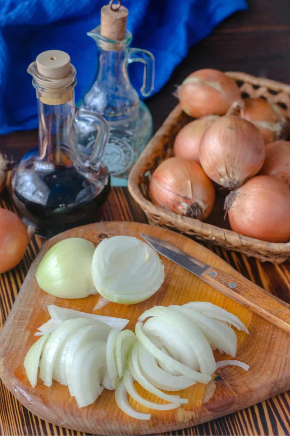 fotografia de cebola cortada numa tábua de cortar madeira