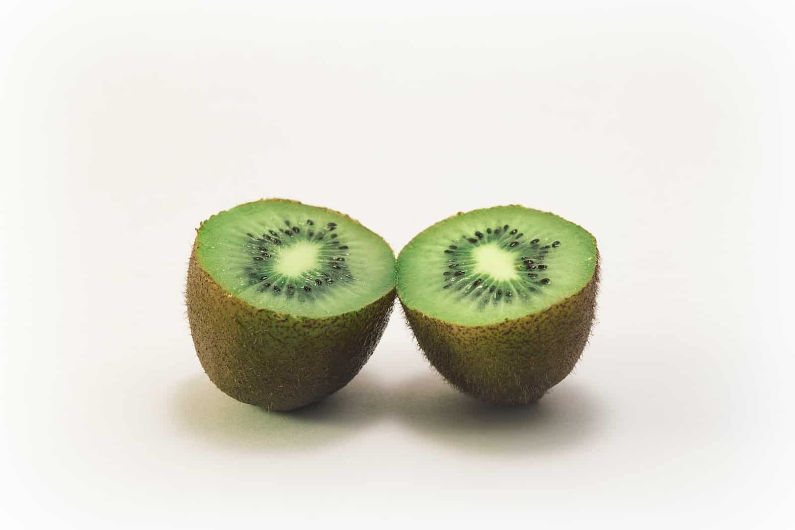 ein Stück Kiwi in Scheiben geschnitten