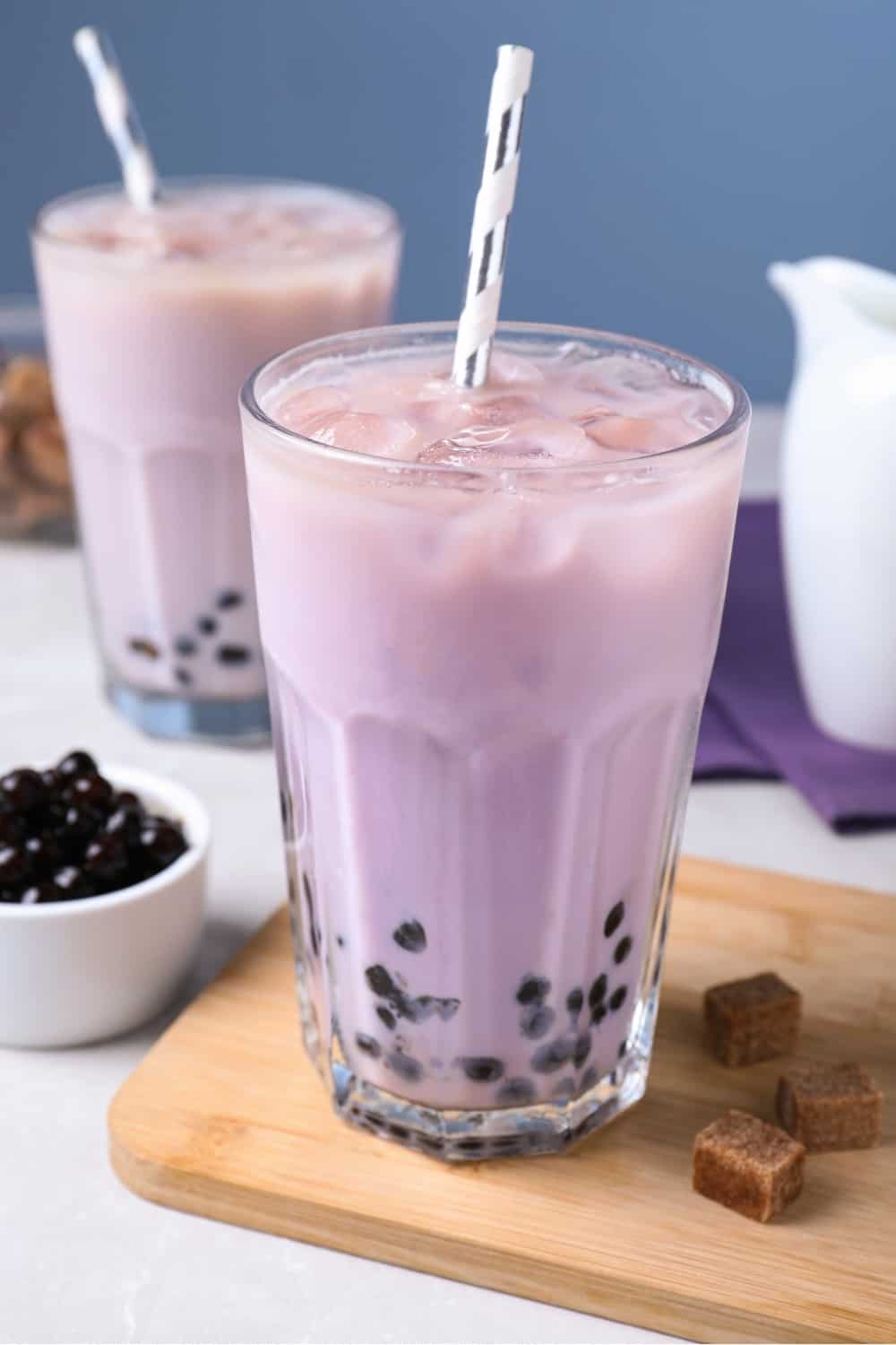 thé au lait de taro dans une tasse en verre