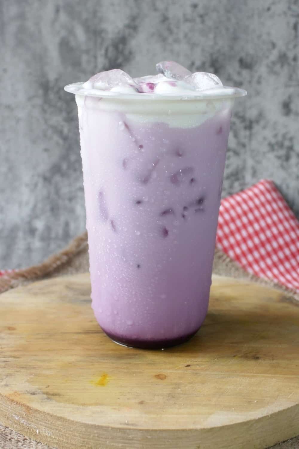 té con leche de taro en vaso de plástico