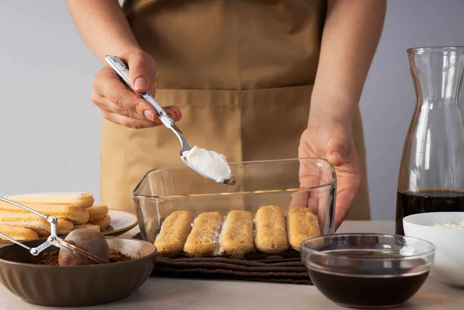 la donna prepara il tiramisù