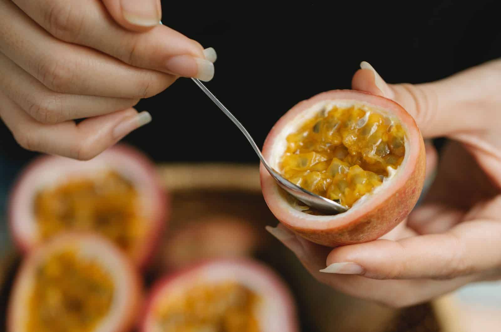 femme mangeant des graines de fruits de la passion