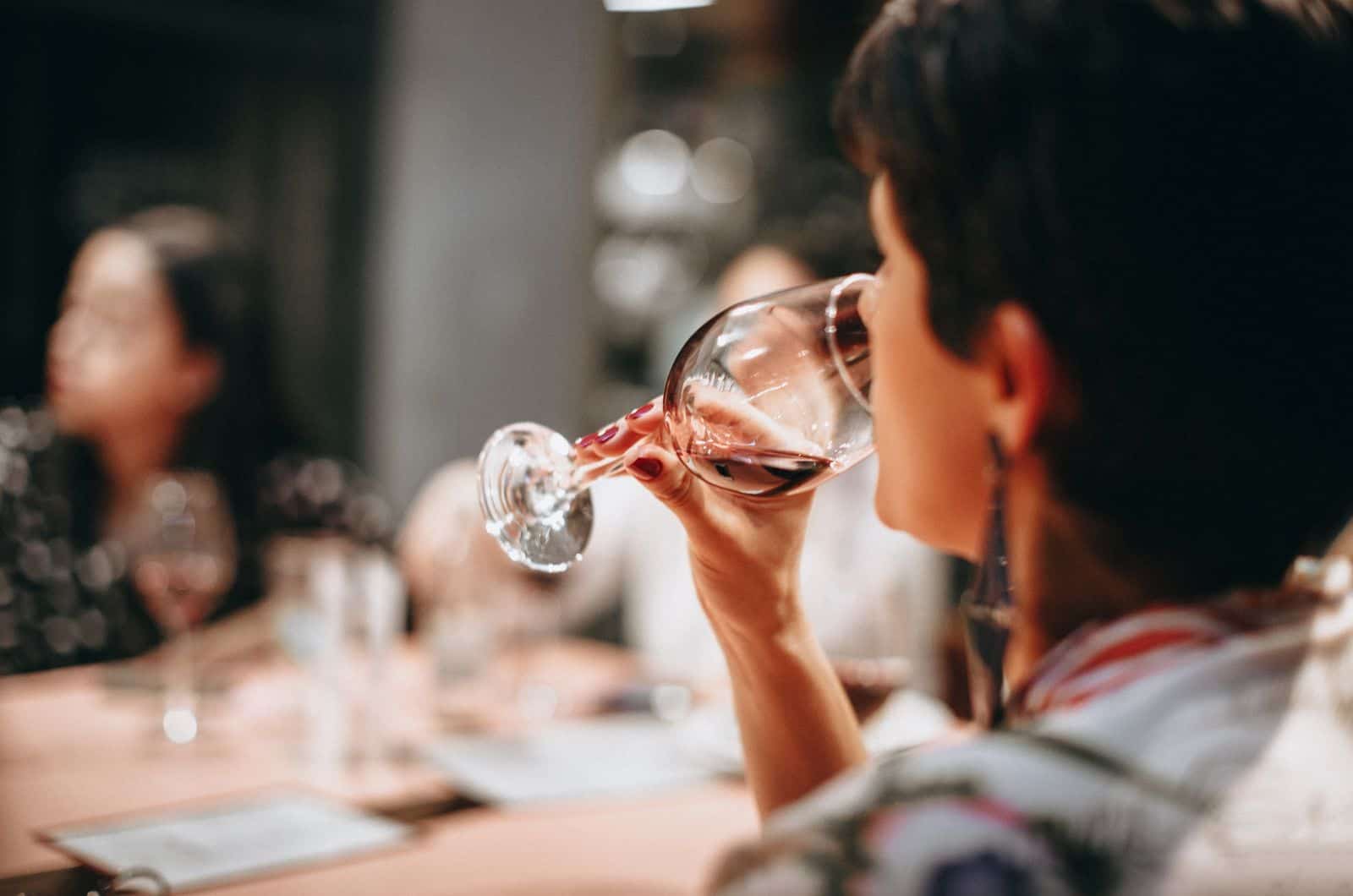 femme essayant le vin rouge