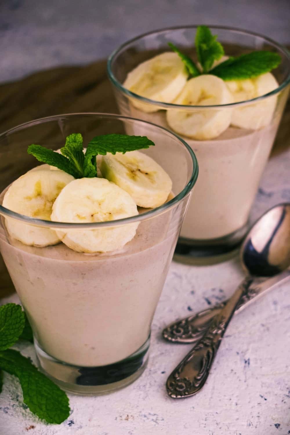 Bananenpudding auf dem Tisch