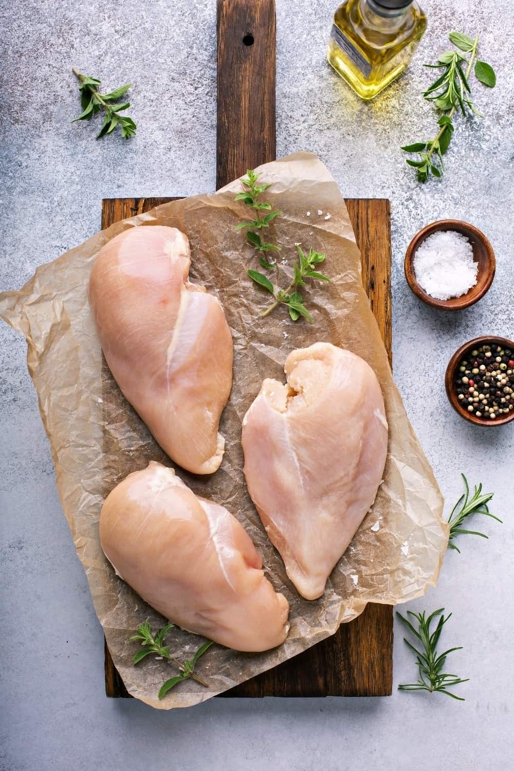 Pechugas de pollo en la tabla de cortar