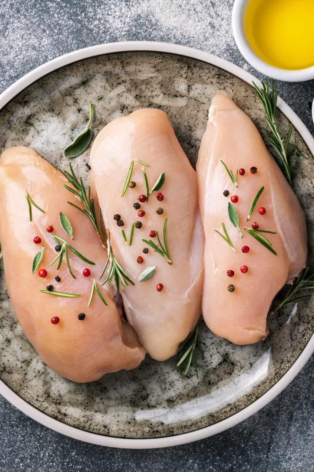 Poitrines de poulet sur assiette