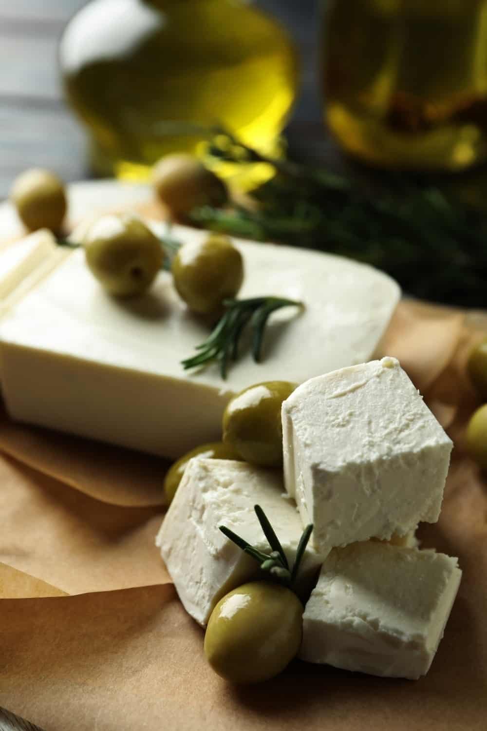Feta-Käse dekoriert mit Oliven