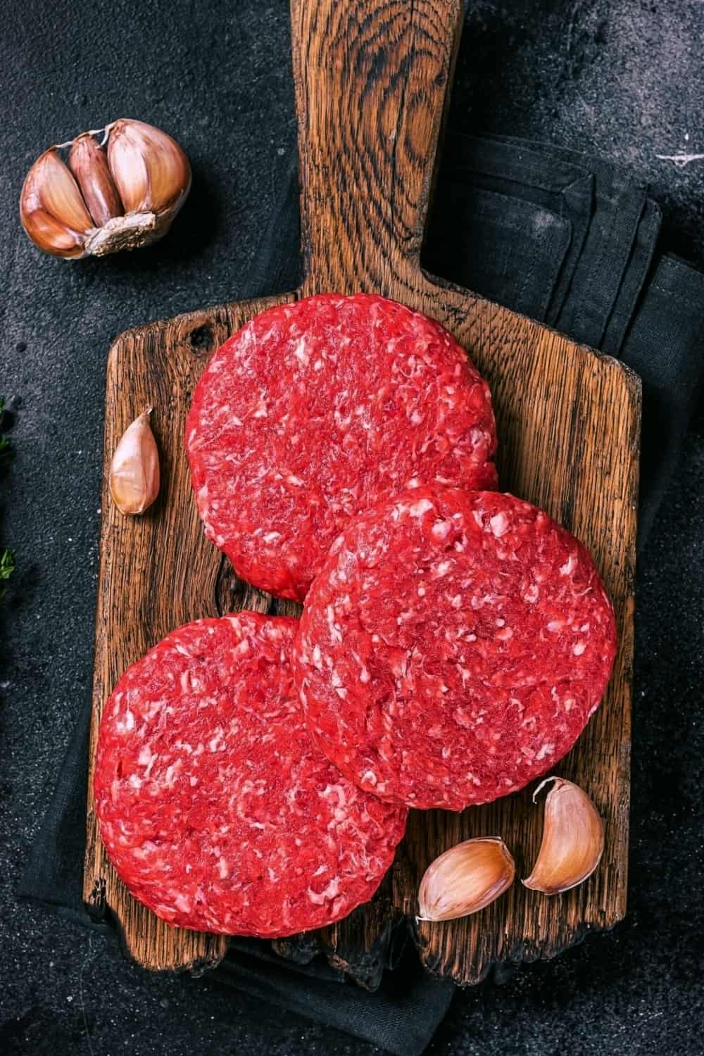 Galettes de hamburger sur la planche à découper