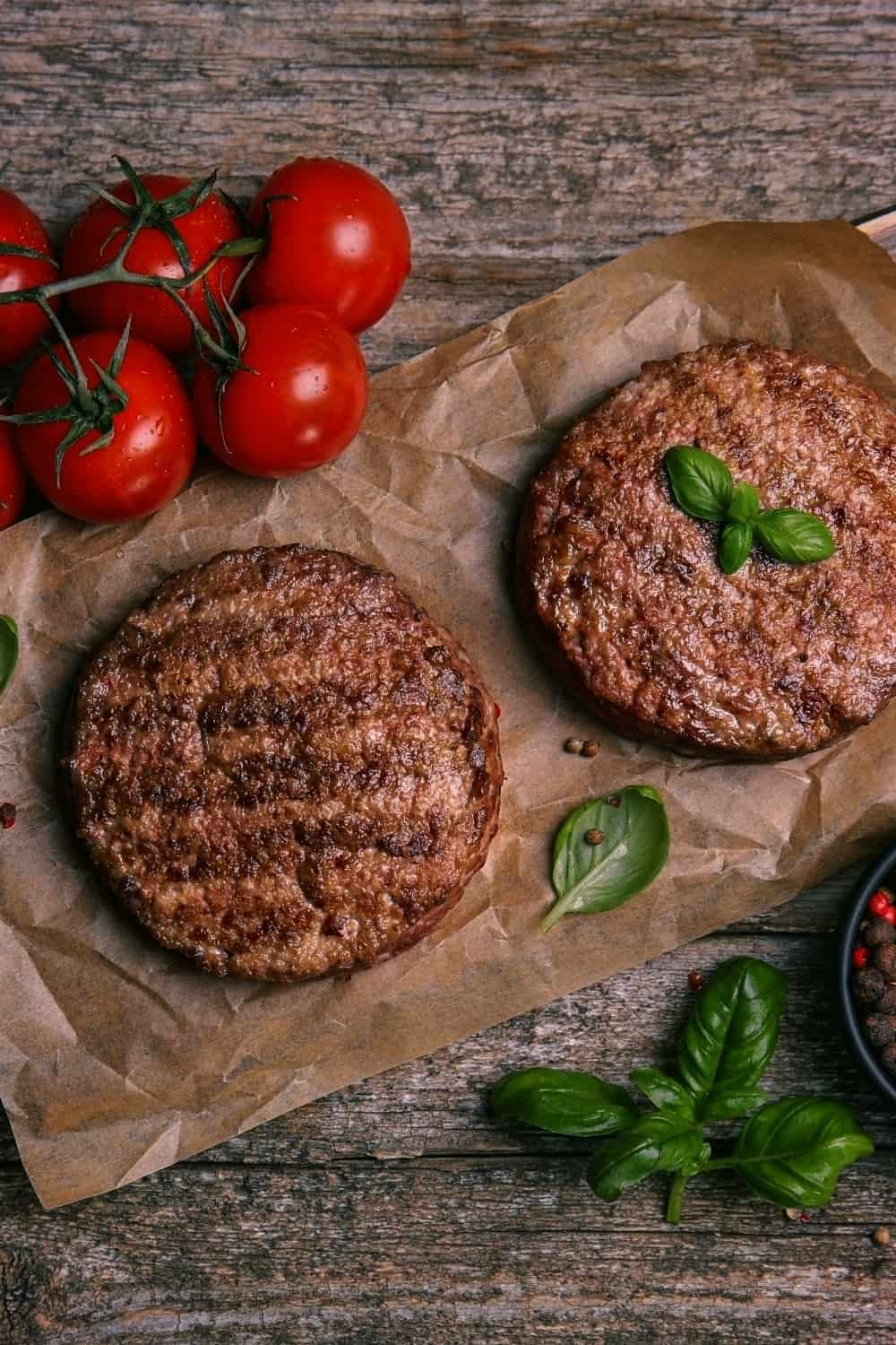 Hamburger Patties auf Papier