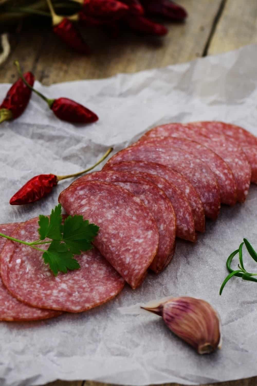 Salami auf Papier