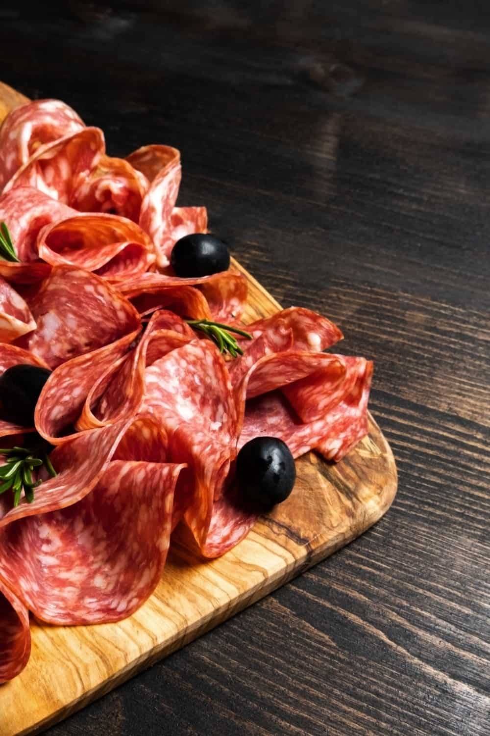 Salami servido en tabla de cortar