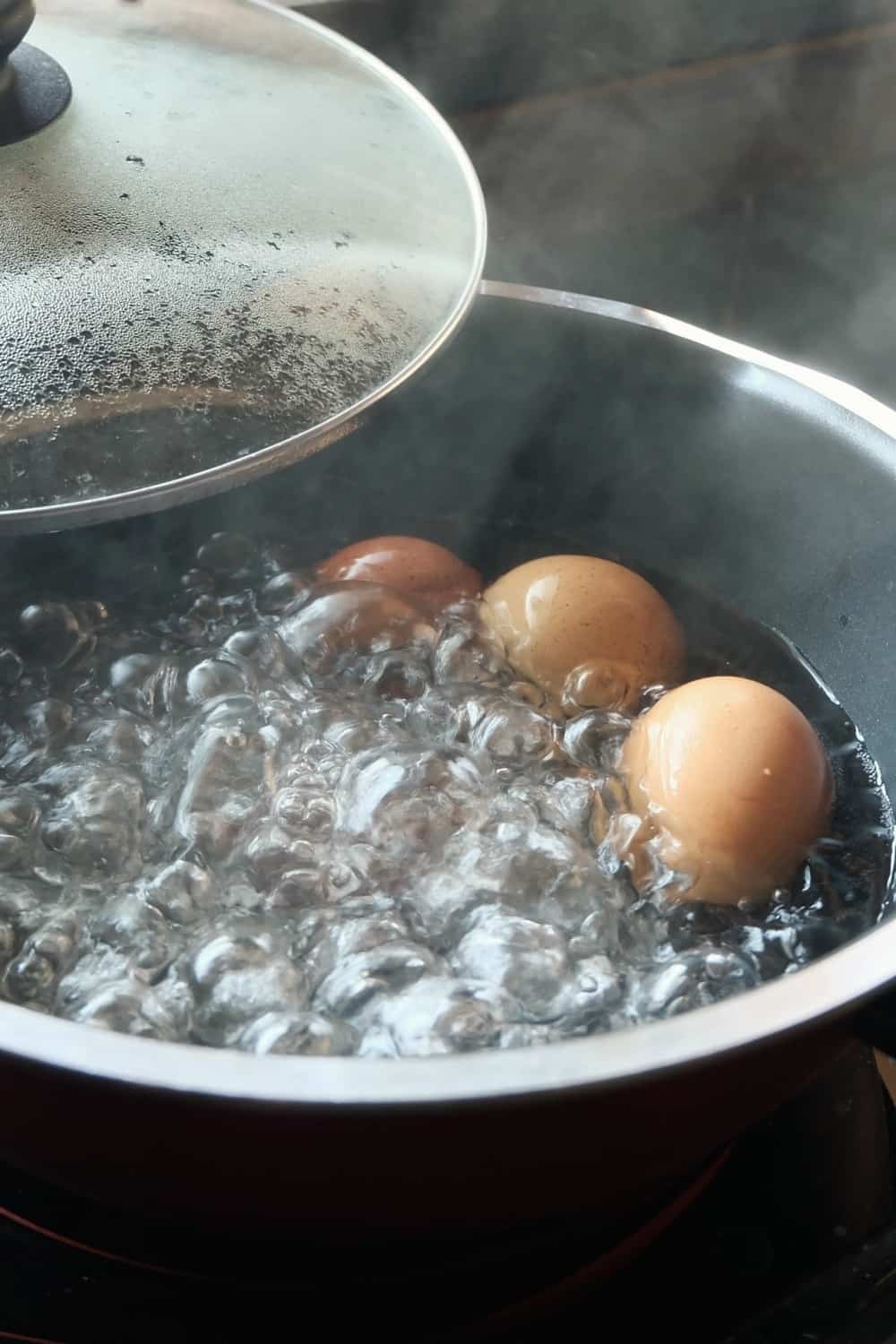 Kochen von Eiern mit offenem Deckel