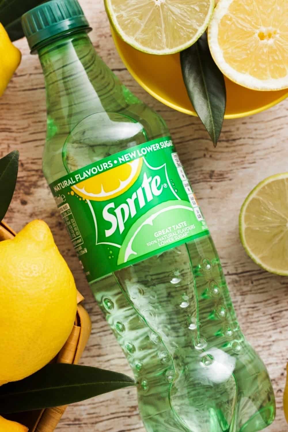 botella de Sprite y limones